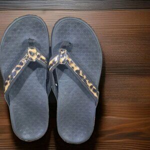 Vionic  Brown Leopard Print Orthotic Flip Flop Sandals Women's Size 9